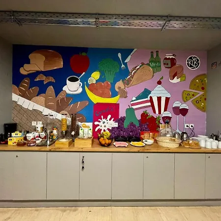 カプセルホテル And *